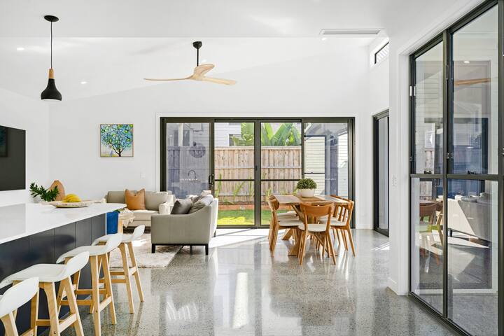 Black Wattle Beach House – just opposite the beach gallery image 3