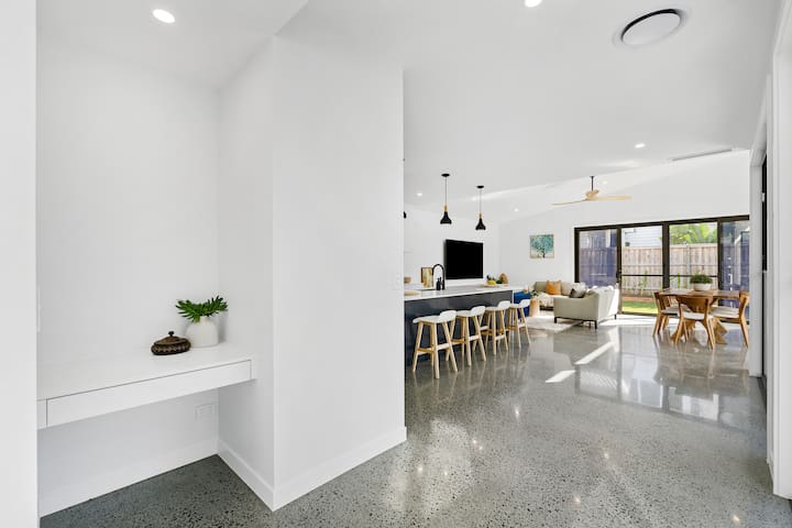 Black Wattle Beach House – just opposite the beach gallery image 2