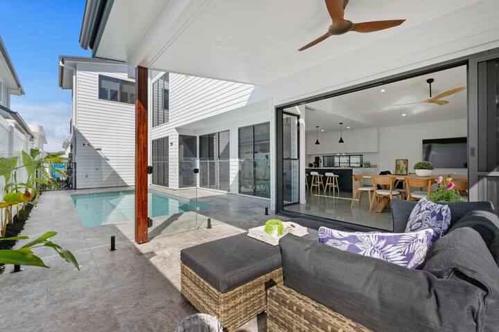 Black Wattle Beach House – just opposite the beach