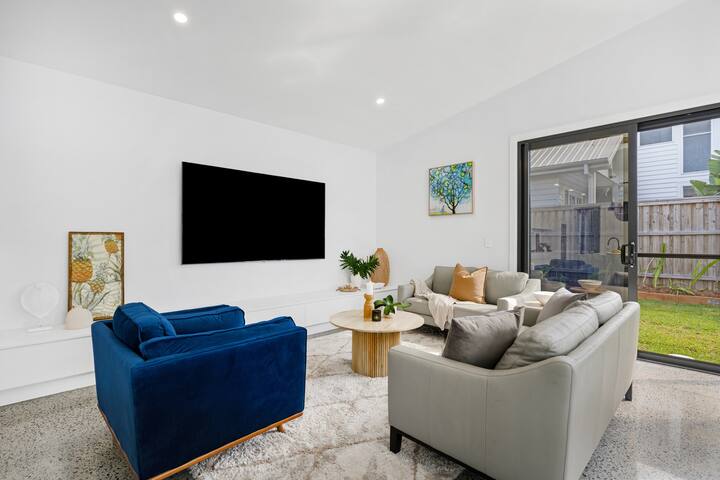 Black Wattle Beach House – just opposite the beach gallery image 5