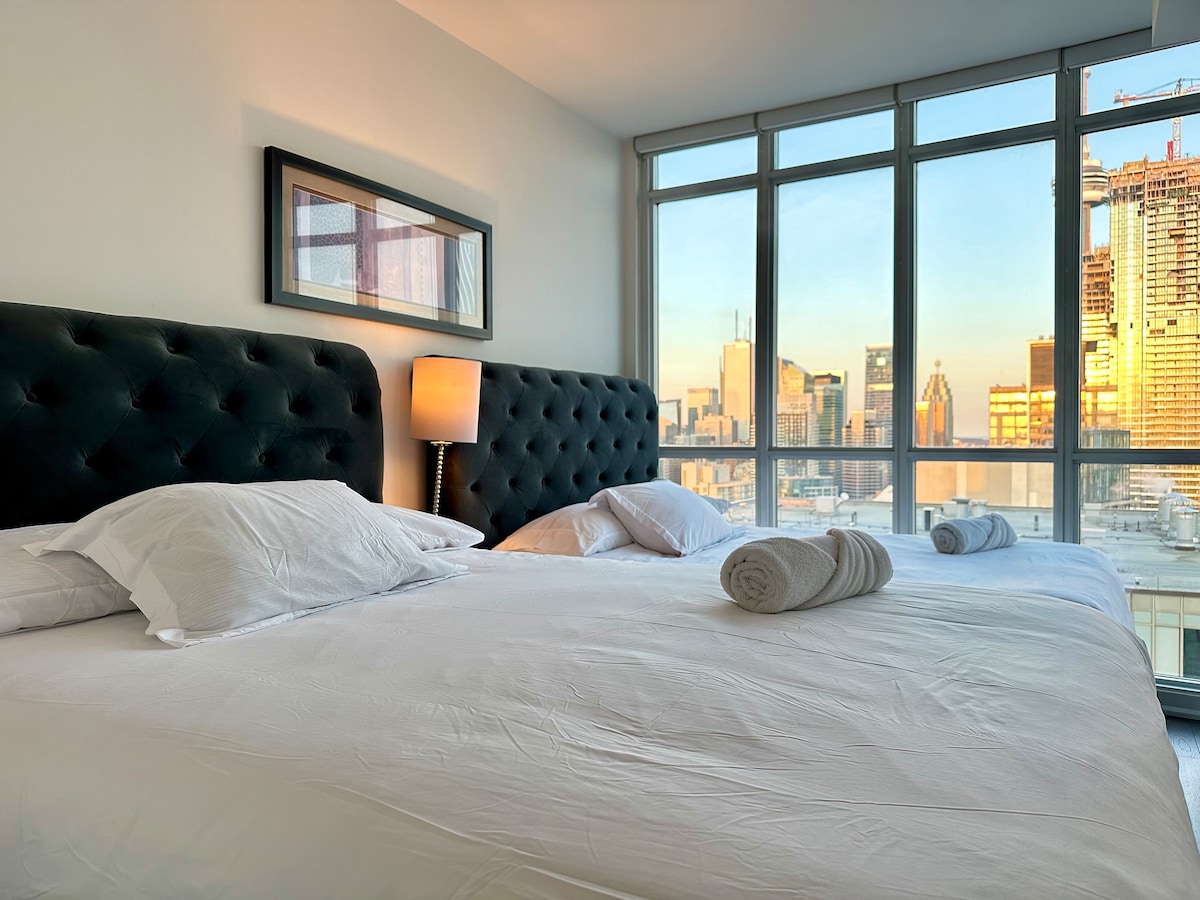 湖と街の景色を楽しめる2階建てペントハウス、駐車場2台分付き - Airbnb