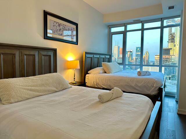 2-storey Penthouse w/2 parking and lake/city views gallery image 5