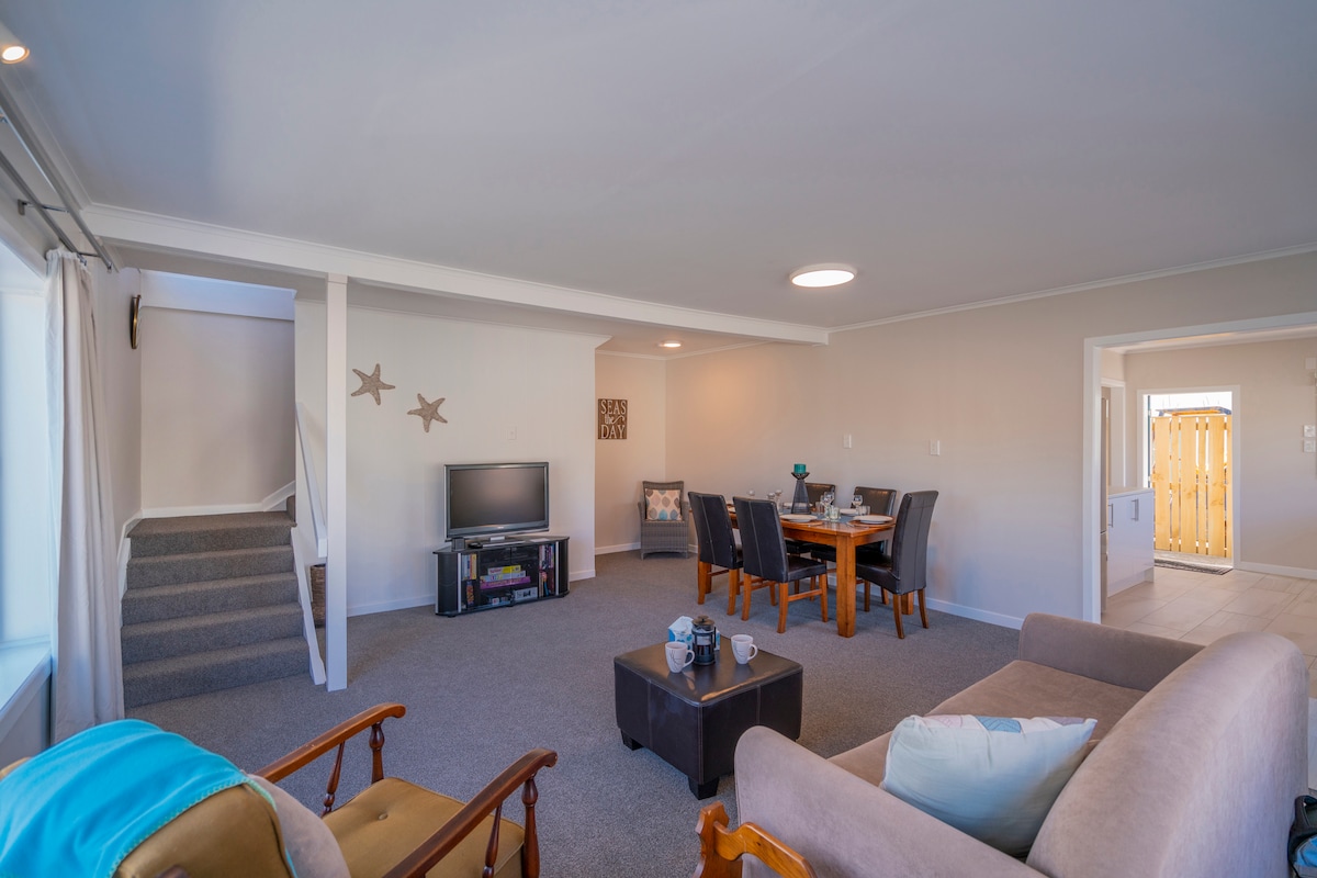 Top performing Airbnb: Town Centre Treat 3 Bedrooms, 3 beds in Thames Coromandel District East