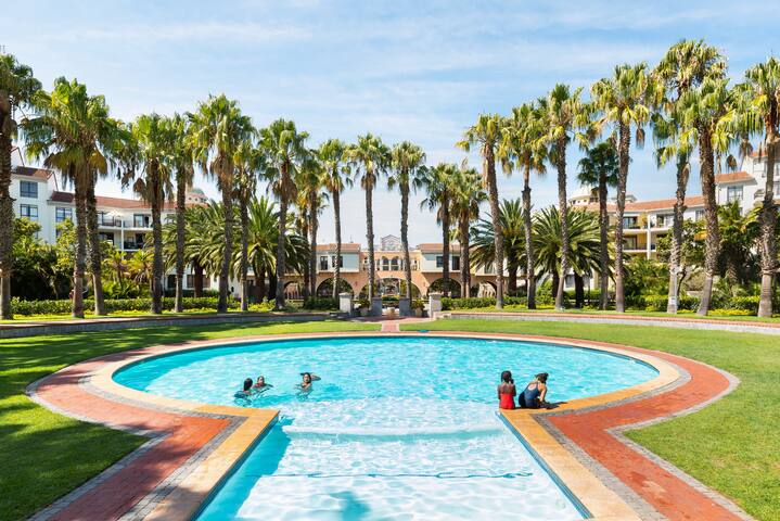 Tranquil Oasis in Century City:Urban Retreat