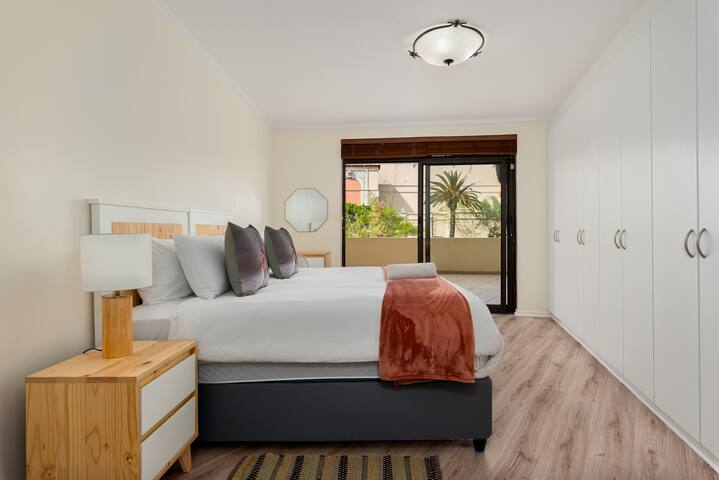 Tranquil Oasis in Century City:Urban Retreat gallery image 4