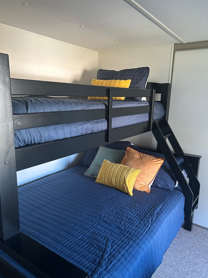 Krevat dopio mbi krevat marinari të plotë me dyshekë të rinj