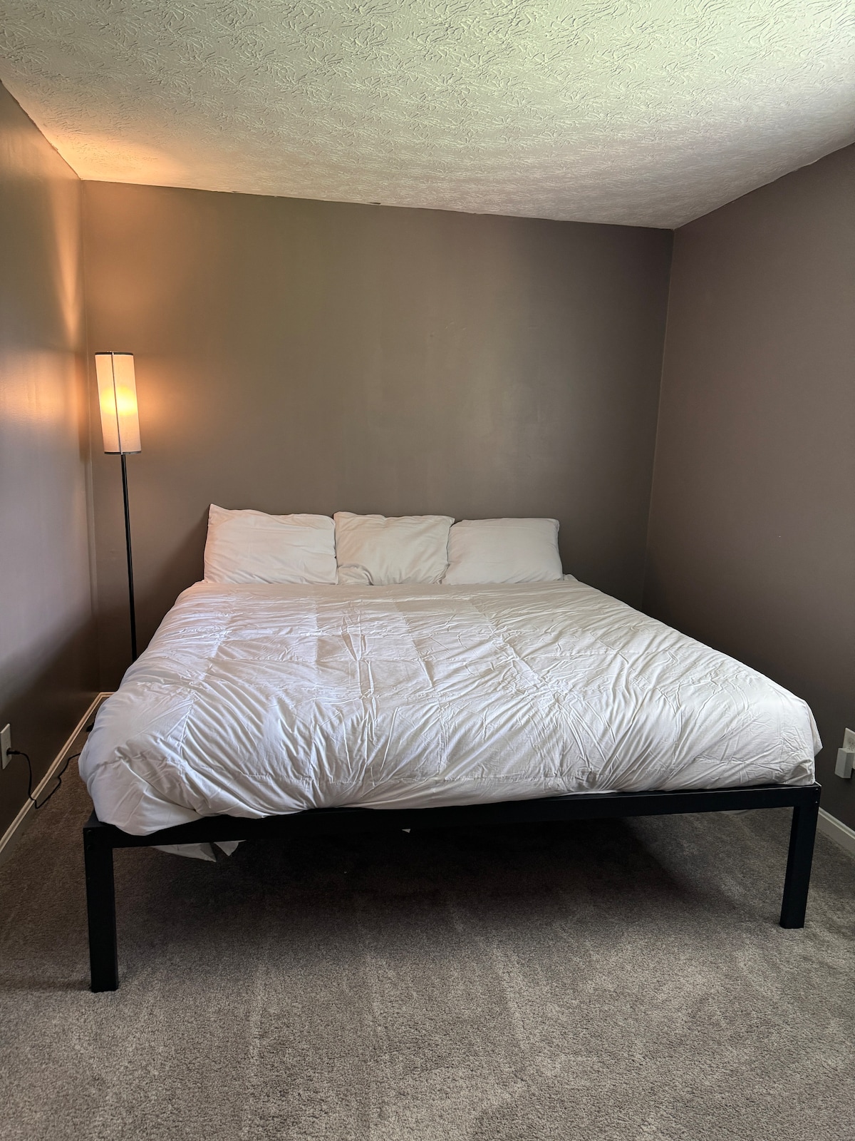 Cama de espuma viscoelástica tamaño king.