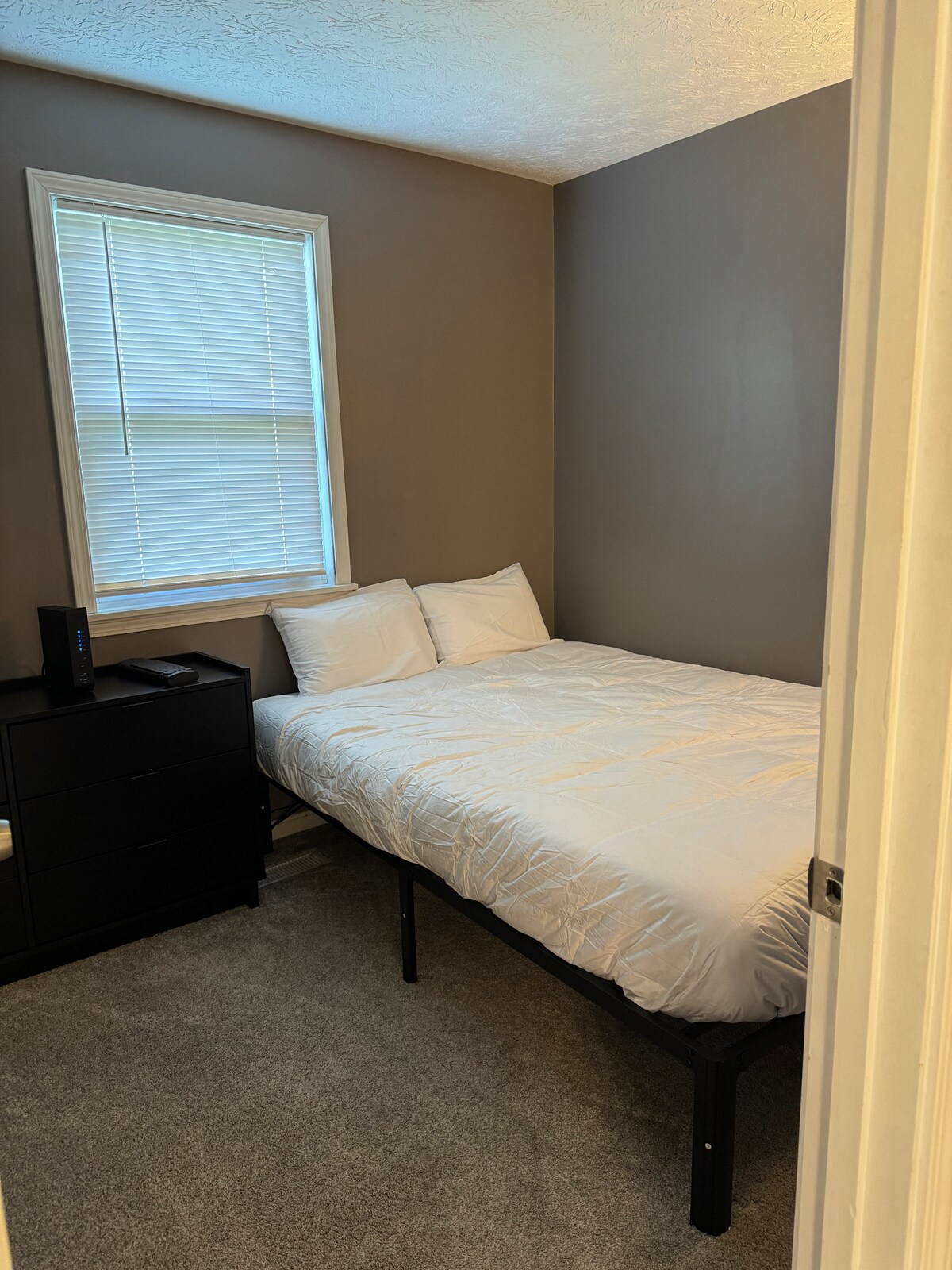 1 cama tamaño queen de espuma viscoelástica con cómoda. Hay una regleta eléctrica encima de la cómoda junto al router wifi para tu comodidad. 