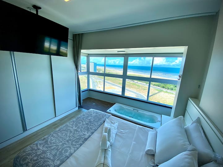 iznimno luksuzni apartman s jacuzzijem, crvenim uredom, klima-uređajem, kupaonicom i pogledom na more.
