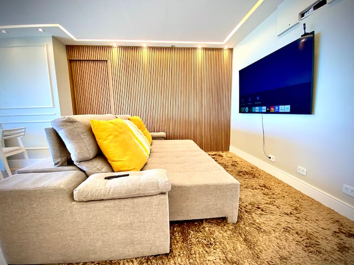 Soba s TV-om od 75 inča i super kaučem.