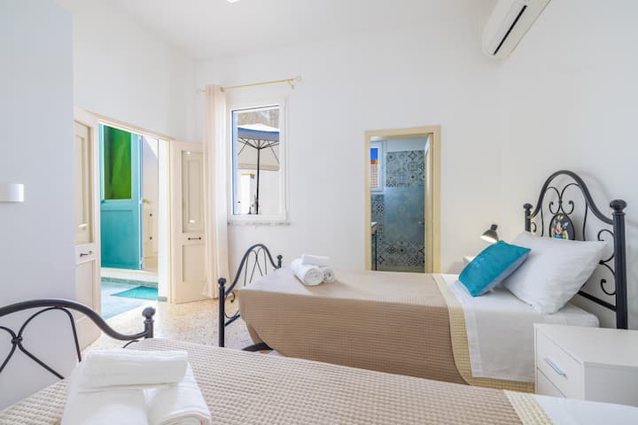 ห้องพักพร้อมเก้าอี้เดี่ยวที่อบอุ่น 2 ตัวเหมาะสำหรับครอบครัวหรือกลุ่มเพื่อน