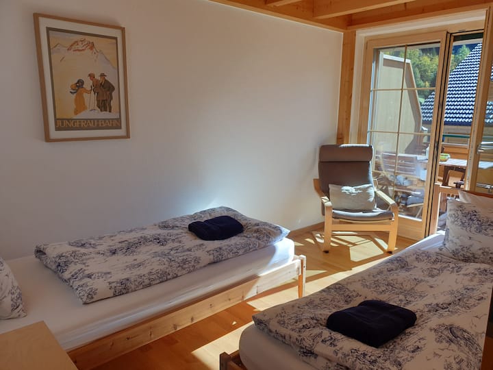 Krevet 2:   Dvokrevetna soba s malim ormarom i noćnim ormarićem.