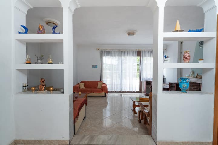 Всекидневна с отворен план с преход към кухня