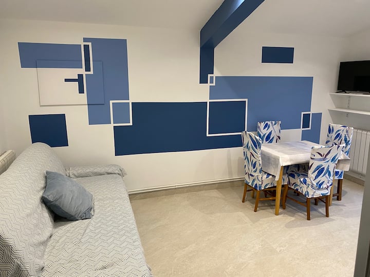 La mesa de la sala de estar se despliega, por lo que puede hacer el doble del tamaño que se muestra en esta foto 