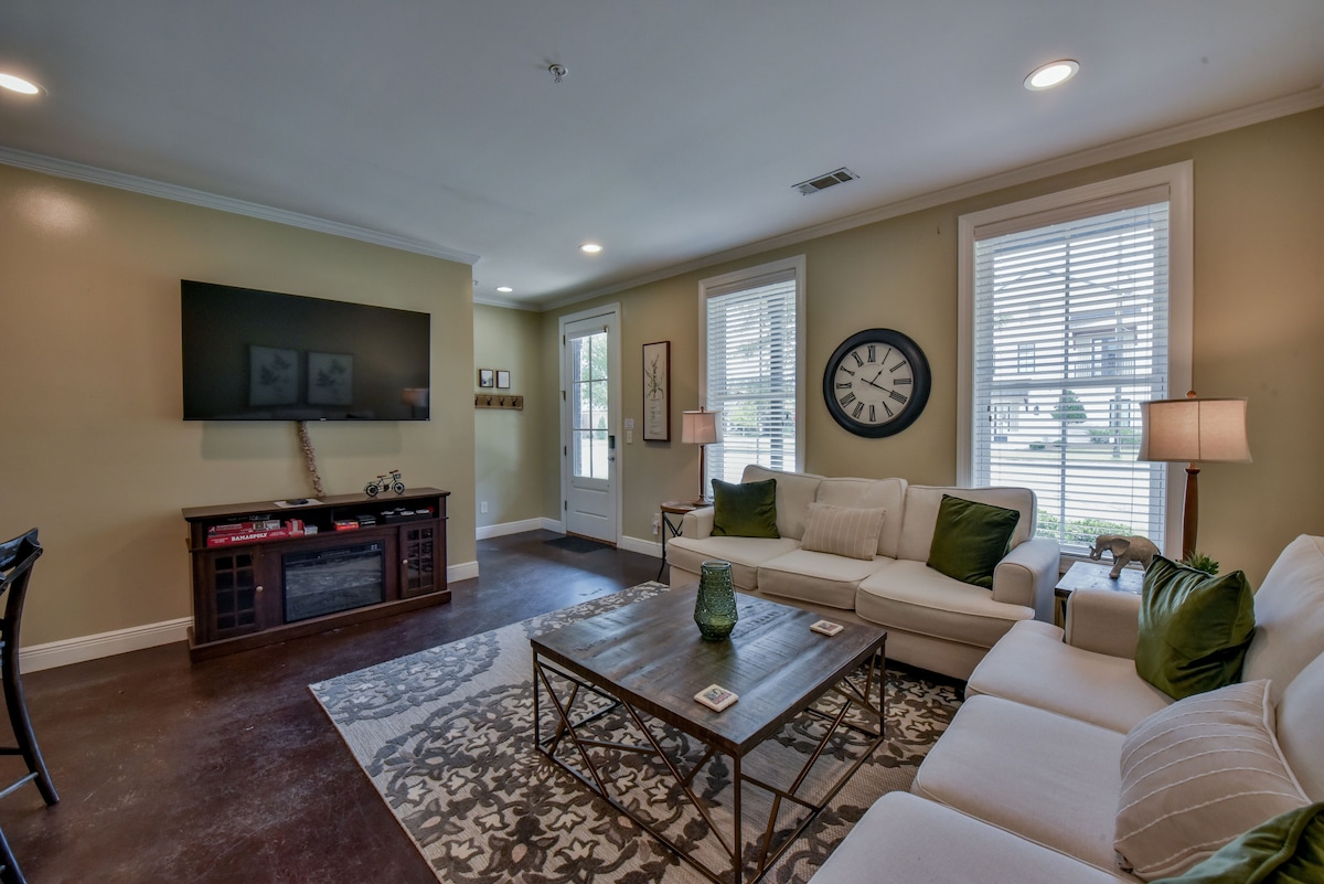 Popular Airbnb listing: New Townhome, Walk to Stadium ! in Alabama