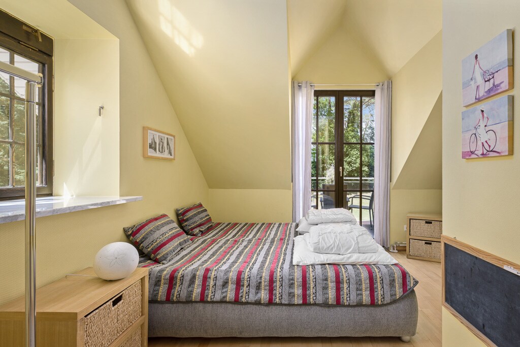 Спална соба со балкон