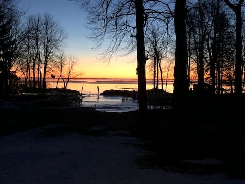 Clean & Comfy Lakeview Getaway