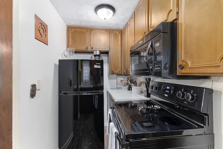 Stylish & Serene Bungalow~2br~fireplace~backyard - Columbus, GA