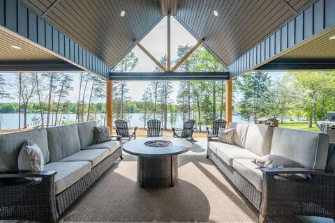 Lakefront New Build | Family-Friendly | Hot Tub