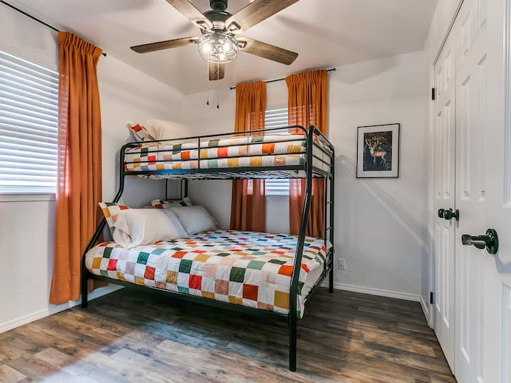 Во спалната соба бр. 2 има кревет на спрат со полн долен дел и брачен кревет (широк 150-179 см) одозгора. 