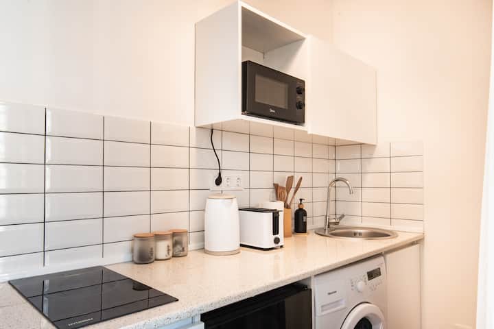 Stylish & Comfy Studio With Balcony In City Center - Tbilisi