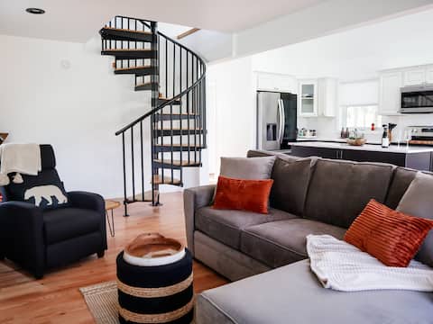 Popular Airbnb listing: Modern Cozy Cabin /Outdoor Infrared Sauna/Yard in Hudson