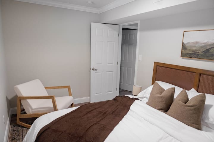 Krevat i rehatshëm dopio "queen" me shtroja me cilësi të lartë dhe një karrige lëkundëse