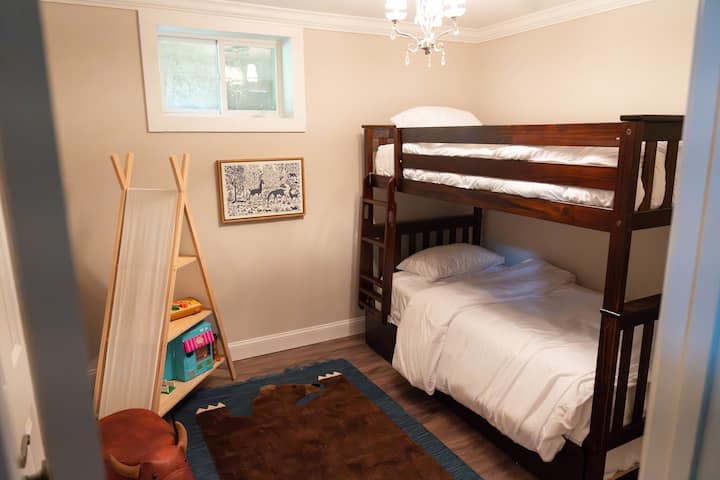 Ky krevat dopio përfshin një krevat dopio, kështu që 3 persona mund të flenë në këtë dhomë. Fëmijëve do t 'u pëlqejnë lodrat e ofruara dhe dekori i lezetshëm i kësaj dhome, por është gjithashtu shumë e rehatshme për të rriturit.