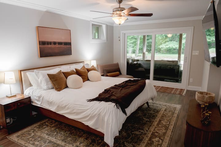 Suita kryesore që të çon poshtë verandës. Shtroja dhe dyshek me cilësi të lartë për një gjumë të rehatshëm netësh. Televizor inteligjent Roku 55"për t 'u rehatuar dhe për t' u çlodhur.
Kjo suitë përfshin banjën e saj të vogël me dush. 