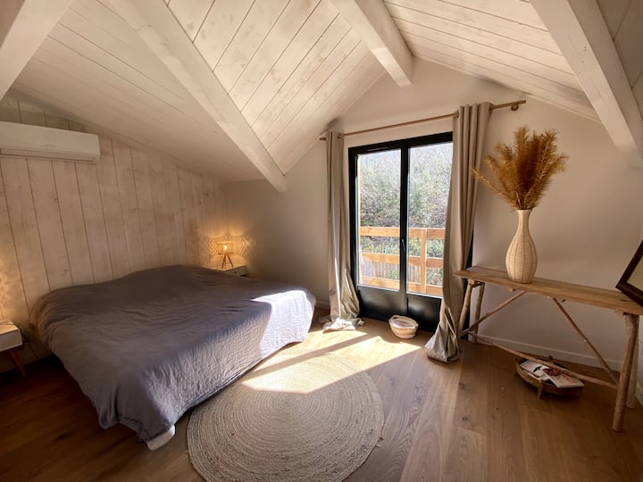 Táto izba má 180 cm posteľ so šatňou a výhľadom na bazén.