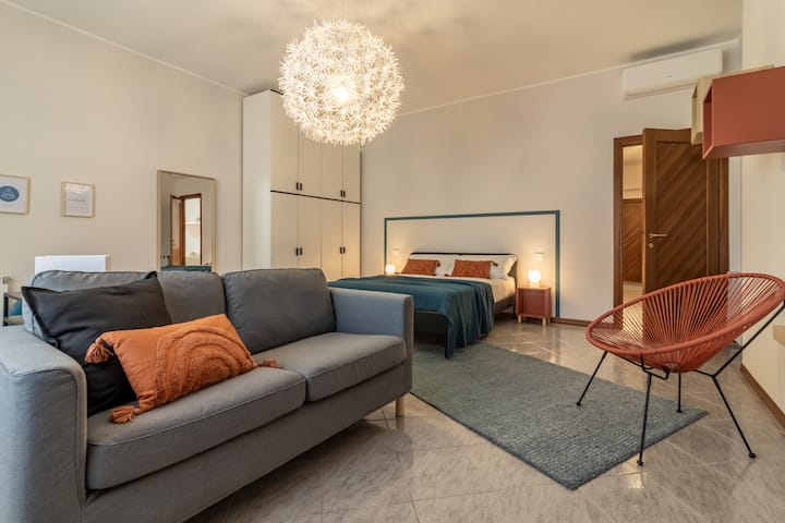 Tweepersoonskamer # 1

Kingsize slaapbank 
- Comfortstoelen
Smart-tv 
HD-bureau 
Fitnessruimte
Airconditioning kledingkast