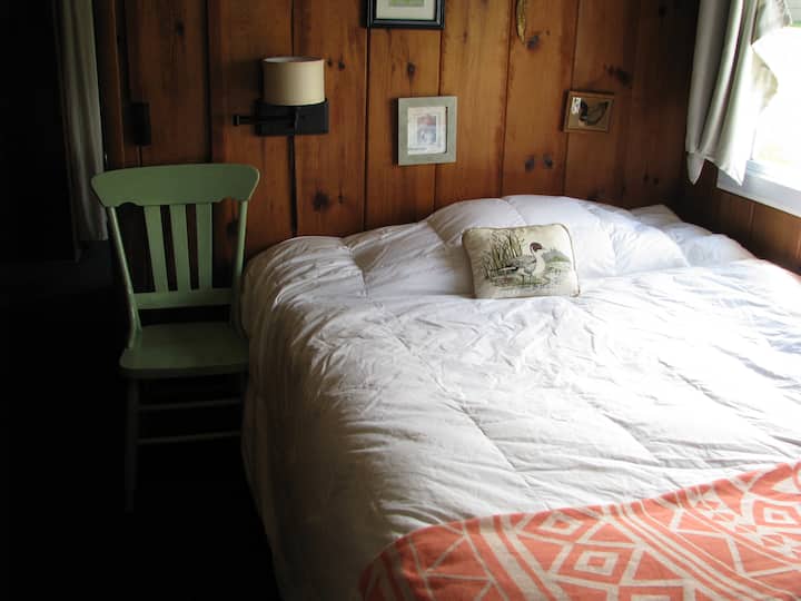 
Kitanda maradufu katika chumba cha pili cha kulala.