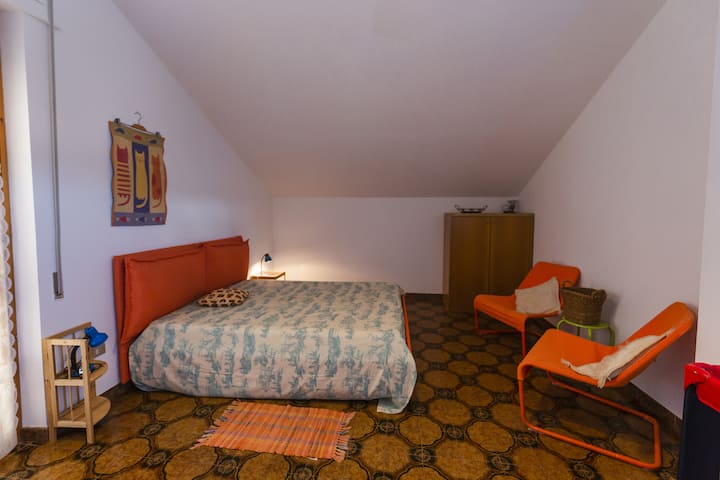 ВТОРА СПАЛНЯ НА ВТОРИ ЕТАЖ С ЛЮЛКА.