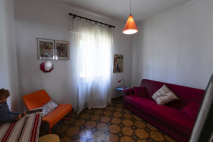 СПАЛНЯ 1 - ВИ ЕТАЖ С РАЗТЕГАТЕЛЕН ДИВАН 