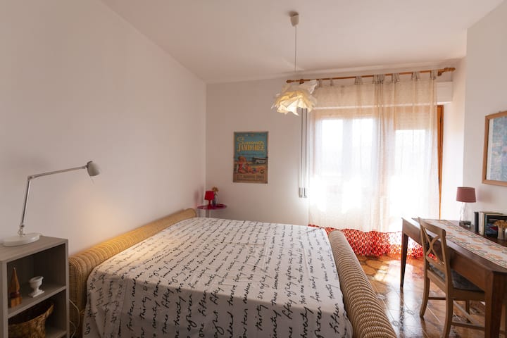 ДВОЙНА СТАЯ НА 2-РИ ЕТАЖ С БАЛКОН И ГАРДЕРОБ.