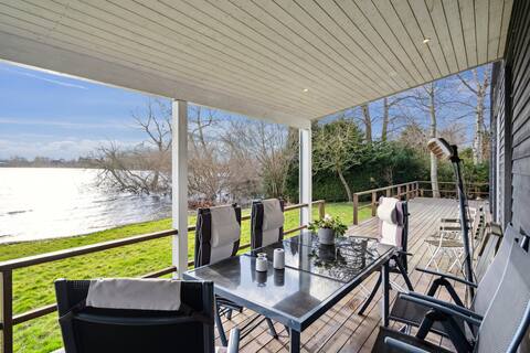 Architect-designed summer house by the lake