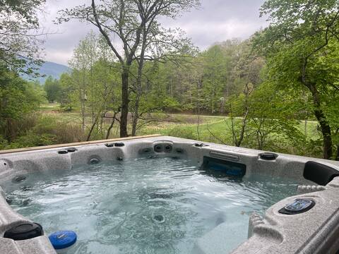 Spacious River Home w/hot tub+ theater+game rm