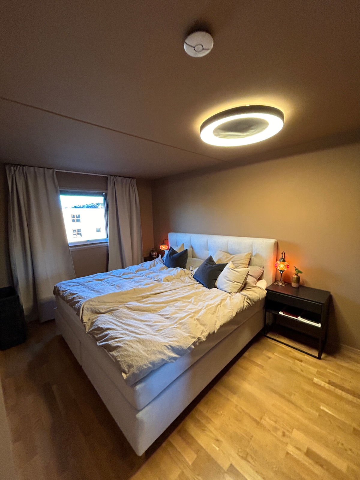 חדר שינה עם מיטה זוגית בגודל 210 x 210