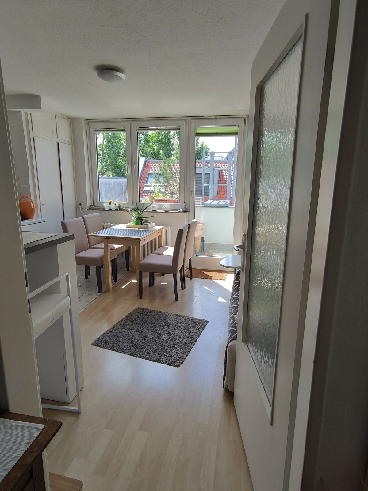 Erfolgreiche Airbnb-Immobilie: Bright apartment with balcony – central & quiet in Köln