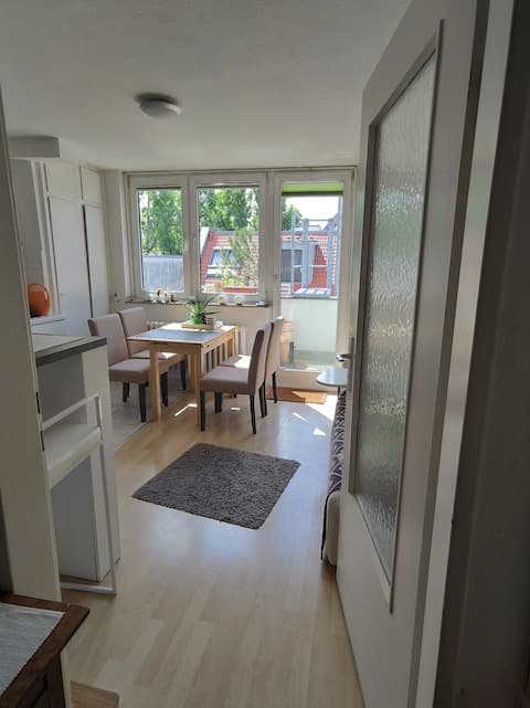Erfolgreiche Airbnb-Immobilie: Bright apartment with balcony – central & quiet in Köln