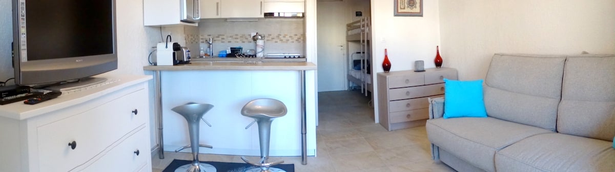 Leistungsstarkes Airbnb: Les Dauphins
Air-conditioned studio-cabin with sea view 2* in La Londe Les Maures