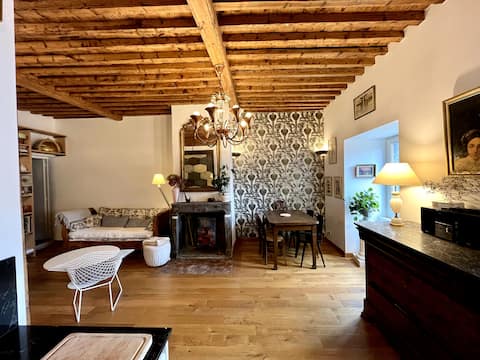 Popular Airbnb listing: The Antique Dealer's Alcove in Clermont Ferrand
