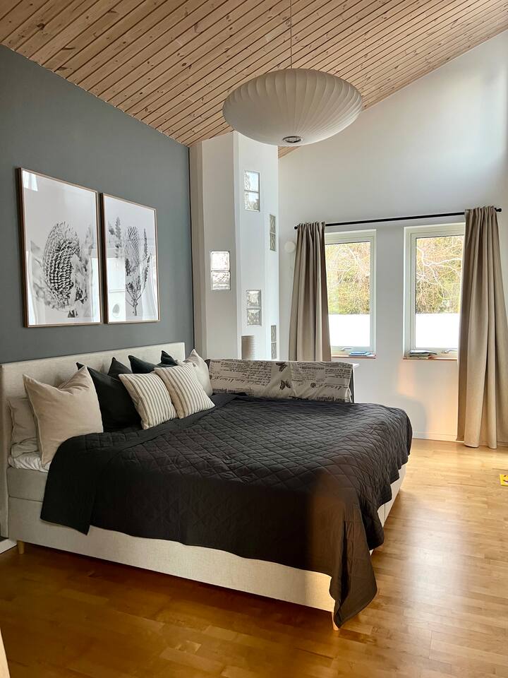 Glavna spavaća soba s krevetom dimenzija 210 cm x 210 cm i vlastitom kupaonicom