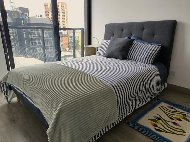 Manželská posteľ pre jednu alebo dve osoby. Doprajte si oddych vo večerných hodinách po tom, ako si užijete Bogotu.