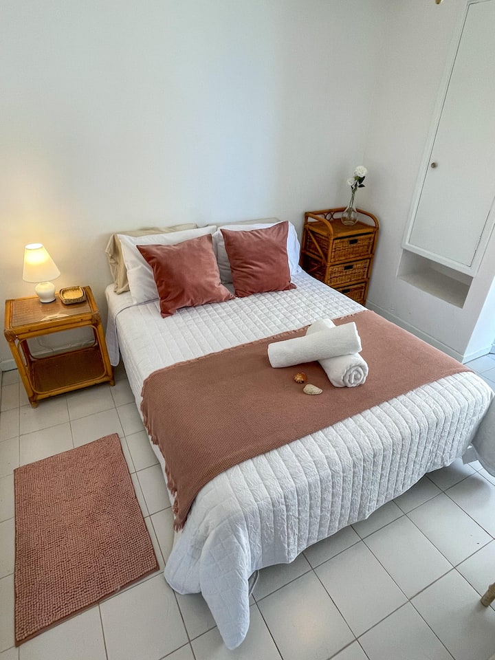 ¡Despiértate en nuestro dormitorio secundario con unas maravillosas vistas al mar! Disfruta de la brisa del mar y del dormitorio totalmente equipado. Relájate y disfruta de tu estancia!!
