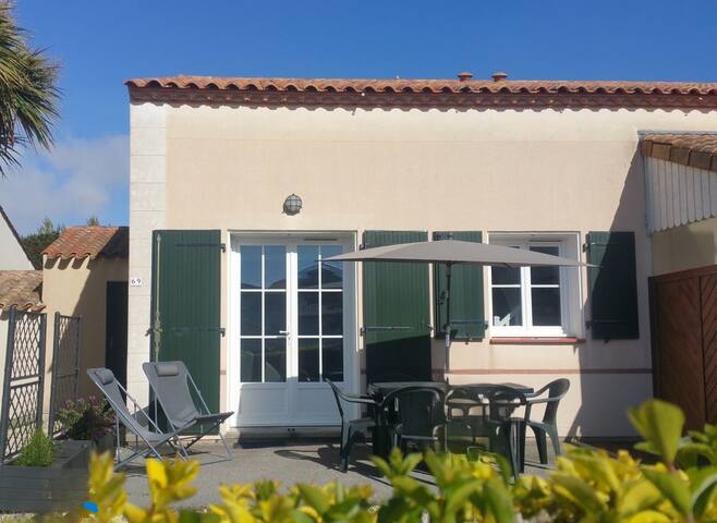 Entire home with 2 bedrooms in les sables d’olonne - La mouette. maison4 personnes.
200m mer.