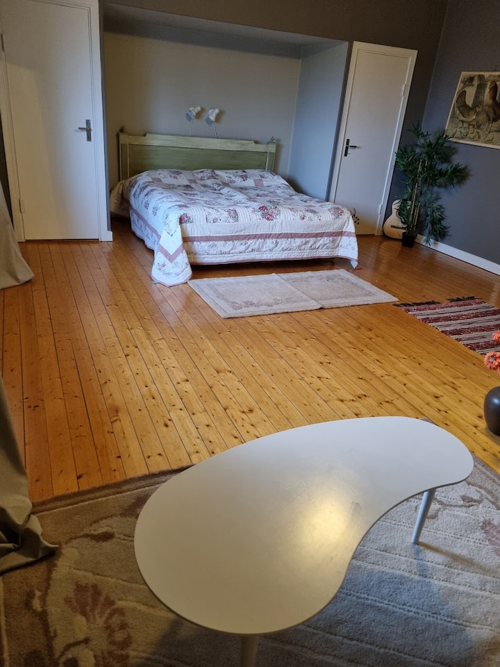 Cama doble 180x200 y sofá de cocina con colchón 90x180. Escritorio o espacio para un colchón adicional. 