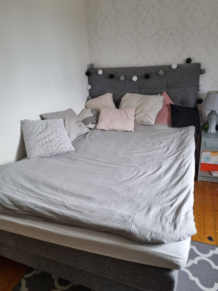 140x200 en la antigua cámara de espiga. Fregadero en la antesala afuera de la cesta.