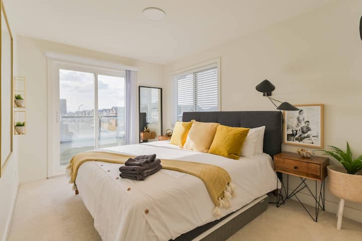 Útulná a pohodlná manželská posteľ.