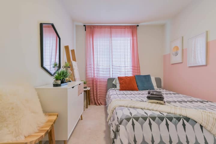 Útulná a pohodlná manželská posteľ.